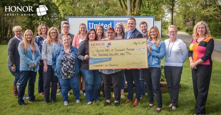 honor credit union donated ,000 to United Way after hosting Leadercast Live